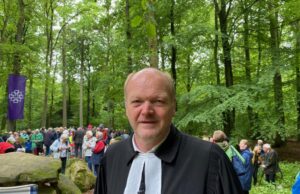 Superintendent Dirk Jäger hält den Gottesdienst im Klecker Wald am Pfingstmontag. Foto: C.Wöhling