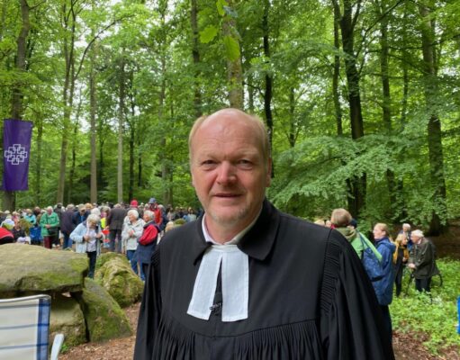Superintendent Dirk Jäger hält den Gottesdienst im Klecker Wald am Pfingstmontag. Foto: C.Wöhling