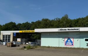 ALDI und Rossmann wollen die Fläche vom früheren Autohaus Köhnke in Meckelfeld neu bebauen. Foto: Hamann