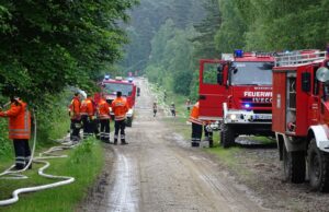 Rund drei Kilometer Schlauchleitungen wurden von den Feuerwehrleuten bei der Übung verlegt. Foto: Jürgen Meyer-Albers