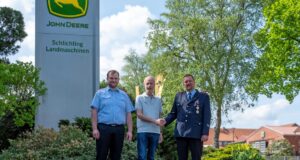 Freuen sich über die Spende: v.li.: Jugendwart Jonas Beutel, Wilfried Schlichting und Ortsbrandmeister Marc Borchers. Foto: Feuerwehr Samtgemeinde Hanstedt