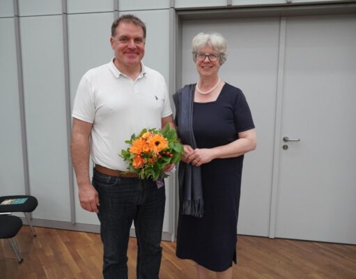 Seevetals Bürgermeisterin Emily Weede zusammen mit Sven Wolckenhauer nach dessen Wahl durch den Gemeinderat. Foto: Gemeinde Seevetal