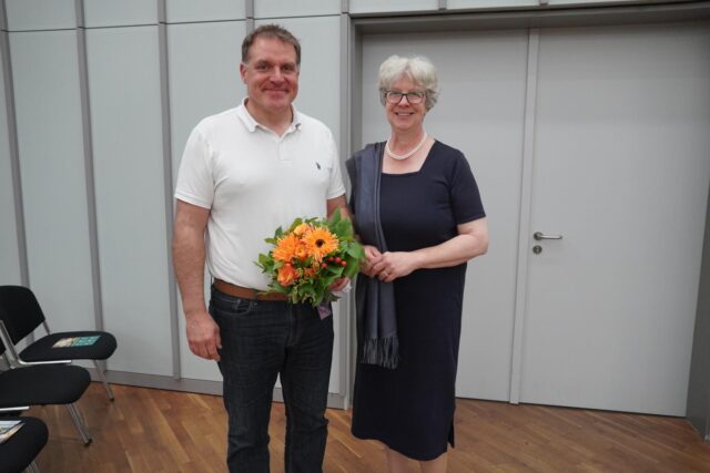 Seevetals Bürgermeisterin Emily Weede zusammen mit Sven Wolckenhauer nach dessen Wahl durch den Gemeinderat. Foto: Gemeinde Seevetal