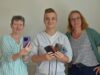 Bieten Unterstützung bei Problemen mit dem Handy: Kirsten Wienand (von links), Moritz Jodjohn und Sandra Petersen von den Johannitern. Foto: Johanniter