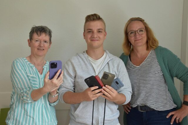 Bieten Unterstützung bei Problemen mit dem Handy: Kirsten Wienand (von links), Moritz Jodjohn und Sandra Petersen von den Johannitern. Foto: Johanniter