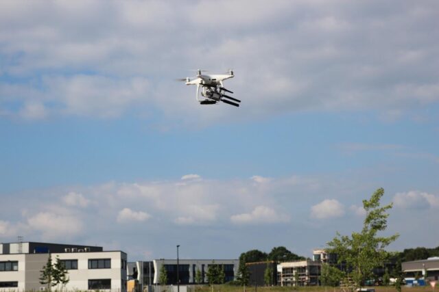 Die Drohne während des erfolgreichen Testflug über dem TIP Innovationspark in Buchholz. Foto: Landkreis Harburg