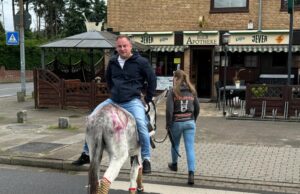 Marc Krüger reitet auf dem Esel zur Meckelfelder Bier Apotheke. Foto: Hamann