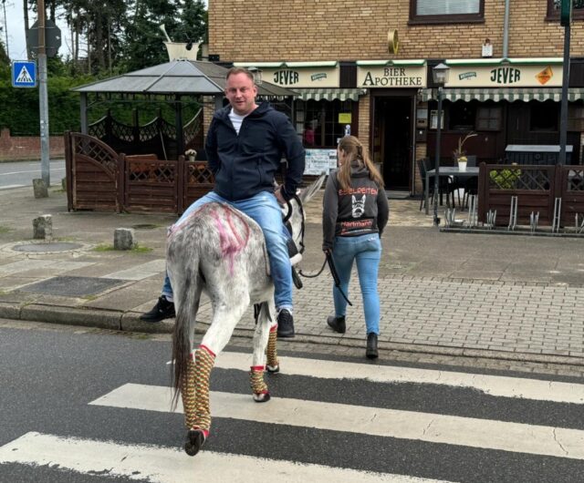 Marc Krüger reitet auf dem Esel zur Meckelfelder Bier Apotheke. Foto: Hamann