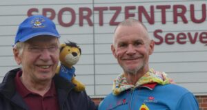 Wolfgang Brauer präsentiert André Schmidt und seinem ‚Team‘ die Laufstrecke für den 6h-Lauf im Sportzentrum Seevetal. Foto: U. Vergin