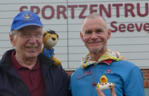 Wolfgang Brauer präsentiert André Schmidt und seinem ‚Team‘ die Laufstrecke für den 6h-Lauf im Sportzentrum Seevetal. Foto: U. Vergin
