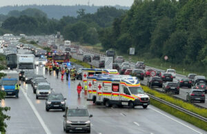 Mehrere Rettungswagen, ein Notarzt und die Feuerwehr Maschen sind auf der A1 zwischen dem Maschener Kreuz und Hamburg-Harburg im Einsatz. Foto: Hamann