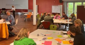 In kleinen Gruppen entwickeln die Teilnehmerinnen und Teilnehmer des Workshops Ideen für die Bildungsstrategie und eine gemeinsame Bildungslandschaft. Foto: Landkreis Harburg