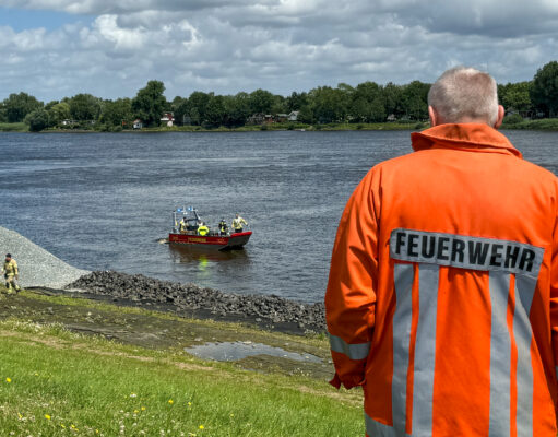 Einsatzkräfte der Feuerwehr sind an und auf der Elbe zwischen Over und Fliegenberg im Einsatz. Foto: JOTO