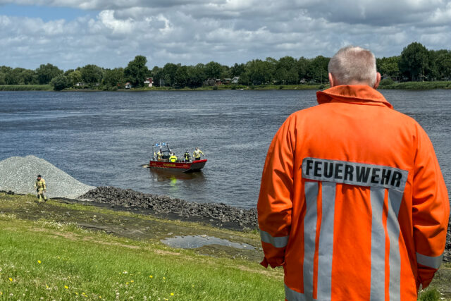 Einsatzkräfte der Feuerwehr sind an und auf der Elbe zwischen Over und Fliegenberg im Einsatz. Foto: JOTO