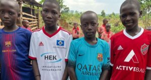 Heiß begehrt in Kiboga/Uganda: Fußballtrikots von Barca, dem HSV und dem TuS Fleestedt. Foto: Corinna Pogadl