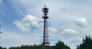 Funkturm für 5G zwischen Maschen und Stelle. Foto: Tapken
