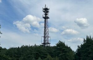 Funkturm für 5G zwischen Maschen und Stelle. Foto: Tapken