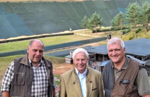 Horst Günter Jagau (v. l.), Norbert Leben und Matthias Carstens freuen sich, dass die Bundesmeisterschaften im jagdlichen Schießen wieder auf dem Schießstand in Garlstorf ausgetragen werden. Foto: Carsten Weede