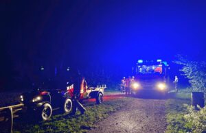 Einsatzkräfte der Feuerwehr Meckelfeld am Brandort am See im großen Moor. Foto: Müller