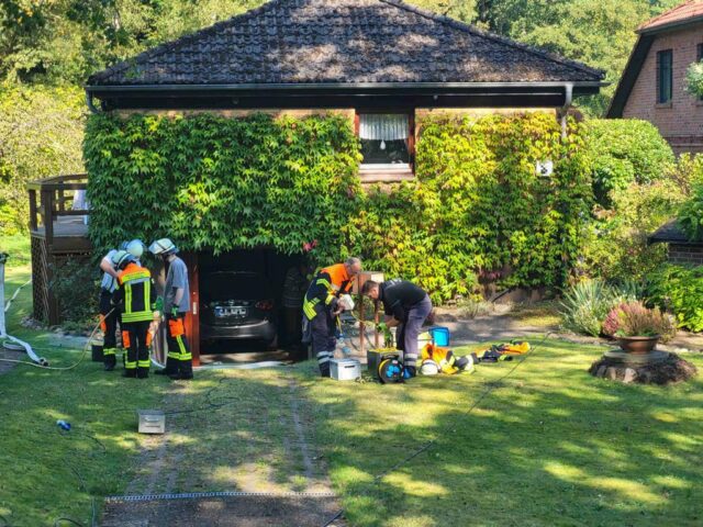 Feuerwehrleute pumpen das Wasser aus dem Keller. Foto: A. Feldtmann