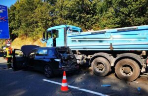 Das Auto wurde bei dem Unfall schwer beschädigt. Foto: Köhlbrandt