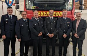 Freuen sich über die neue Wehrführung. V.l.n.r.: Stellvertretender Gemeindebrandmeister Sebastian Seier, Gemeindebrandmeister Arne Behrens, Torben Fey, Tobias Wiegel, Michael Garbers und Samtgemeindebürgermeister Olaf Muus. Foto: F. Baden