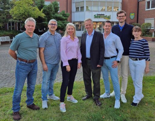 Freuen sich über einen Austausch mit den Bürgern v.l.n.r.:_Hans-Heinrich Beecken (Lindhorst), Selim Kocamanoglu (Hittfeld) Jennifer Schrader (Waldesruh), Ortsburg ermeister Helmut Dohrmann, Jörg Hartmann(Hittfeld) Niklas Heinzel(Hittfeld) Hildegard Engel (Helmstorf) Foto: CDU Seevetal