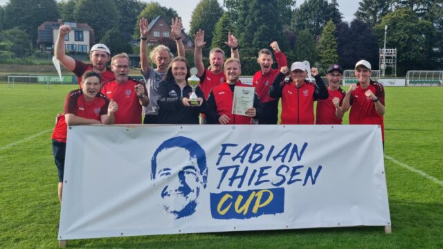 Mit dem ‘Geist von Malente auf Du‘ – die WalkingReds aus Fleestedt gewinnen als Titelverteidiger auch das 2024er Walking Football-Turnier in Malente. Foto: J. Künzel