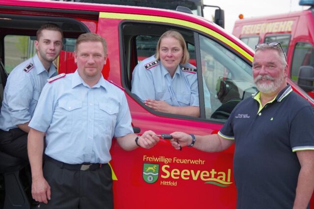 Oliver Tiedchen (r.) übergibt den Fahrzeugschlüssel an Ortsbrandmeister Simon Steffen (2.v.l.). Foto: A. Feldtmanm