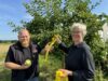 Bürgermeisterin Emily Weede und Baumpfleger Magnus Pflüger verteilen die "Gelben Bänder". Foto: Gemeinde Seevetal