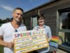 Künstler Birger Timm übergibt seine Spende an Annkatrin Schwarz, Leitung Regenbogenkinderland e.V. Foto: Gemeinde Seevetal