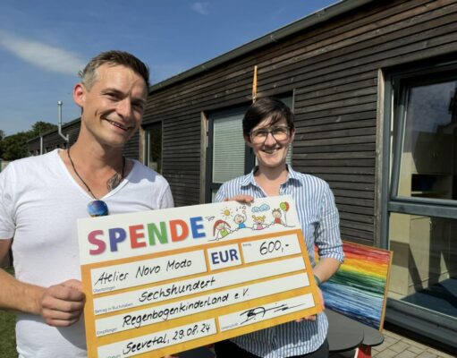 Künstler Birger Timm übergibt seine Spende an Annkatrin Schwarz, Leitung Regenbogenkinderland e.V. Foto: Gemeinde Seevetal