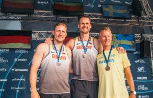 Vizeweltmeister Jonas Baseda (l.) aus Meckelfeld mit Weltmeister Stephan Steding (Mitte) und dem drittplatzierten Andreas Wulff aus Schweden. Foto: ein