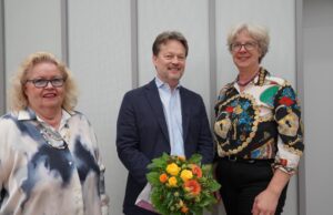 Ratsvorsitzende Angelika Tumuschat-Bruhn (l.), Rainer Renner, Bürgermeisterin Emily Weede (r.) Foto: Gemeinde Seevetal