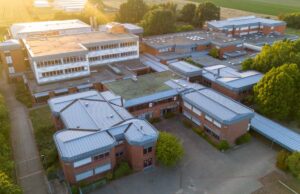 Das Schulzentrum Meckelfeld mit Oberschule im Seevetal und Gymnasium am Appenstedter Weg. Foto: JOTO