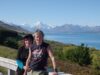 Conny und Andy Schramm vor dem Mount Cook oder Aoraki. Der mit 3724 Metern höchste Berg Neuseelands befindet sich in den Neuseeländischen Alpen auf der Südinsel. Foto: Andy Schramm