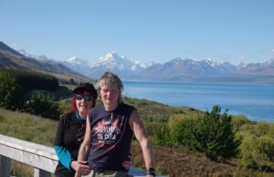 Conny und Andy Schramm vor dem Mount Cook oder Aoraki. Der mit 3724 Metern höchste Berg Neuseelands befindet sich in den Neuseeländischen Alpen auf der Südinsel. Foto: Andy Schramm