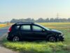 Mit mehreren Kratzern, Beulen und einem Unfallschaden an der Fahrzeugfront stand der Hyundai am Montagmorgen neben dem Höchtweg auf einem Feld. Foto: Hamann