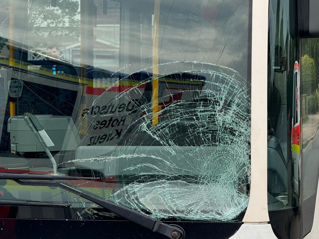 Die Scheibe des Schulbus wurde bei dem Zusammenstoß schwer beschädigt. Foto: Hamann