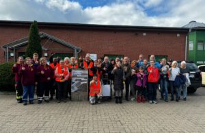 Die Helfer nach dem Müllsammeln vor dem Helbachhaus. Foto: Warnke