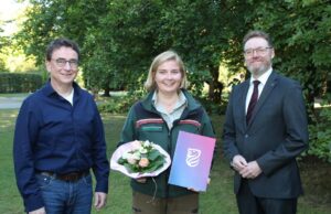 Erster Kreisrat Josef Nießen (rechts) und Mirko Dannenfeld, Leiter der Abteilung Umwelt, freuen sich über die Bestellung von Franziska Schneider zur neuen Kreiswaldbrandbeauftragte. Foto: Landkreis Harburg