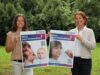 „Eltern, putzt Kinderzähne!“: Klaudia Jacobi (links) und Silvia Homann zeigen die Poster, die in den Kindertagesstätten auf die Bedeutung des Zähneputzens hinweisen. Foto: Landkreis Harburg