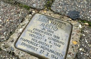 Der Stolperstein vor dem Hittfelder Rathaus erinnert an Erna Marie Ahrens. Foto: Gemeinde Seevetal