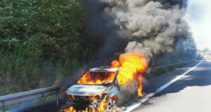 Das Auto stand bei Eintreffen der Einsatzkräfte auf der A39 in Vollbrand. Foto: Feuerwehr Seevetal