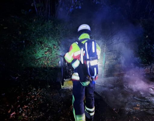 Ein Feuerwehrmann vor dem ausgebrannten Stromverteilerkasten. Foto: Dieter Kröger