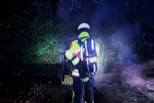 Ein Feuerwehrmann vor dem ausgebrannten Stromverteilerkasten. Foto: Dieter Kröger