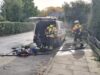 Feuerwehrleute löschen den brennenden Transporter im Bültenweg in Fleestedt. Foto: Sievers