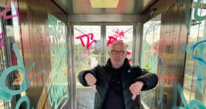 Der Meckelfelder Ortsbürgermeister Peter Langenbeck ist verärgert über den Vandalismus am Bahnhof. Foto: Hamann