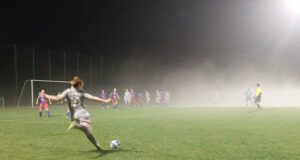 Freistoß vor das Tor des FC Oste/Oldendorf – erfolglos bei hereinziehendem Nebel. Foto: Amelie Vergin