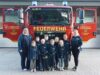 Claudia Pfeiffer (links) und Lajana Lehmann (rechts) mit den Mitgliedern der Kinderfeuerwehr in Nenndorf. Foto: Judith Mörer